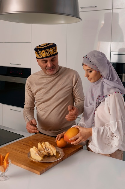 Foto persone di tiro medio che si preparano per il ramadan