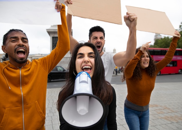 Фото Люди среднего кадра протестуют