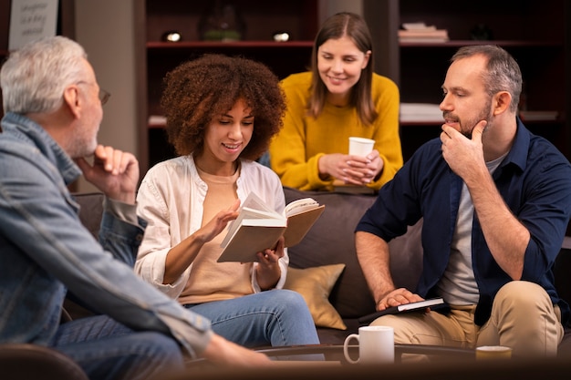 Foto persone di tiro medio che leggono libri