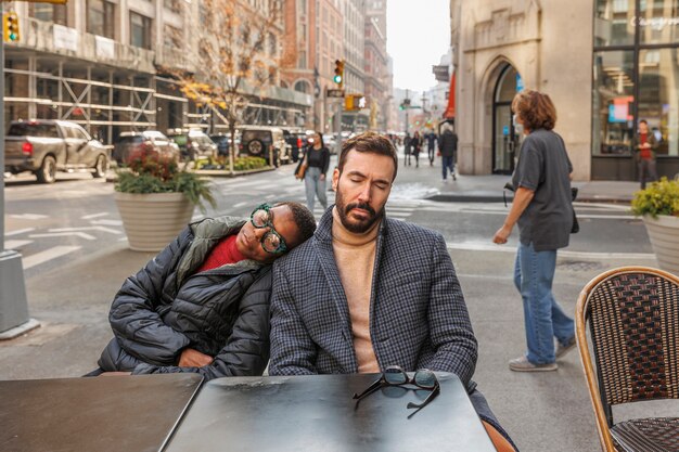 Фото Люди среднего плана спят на улице