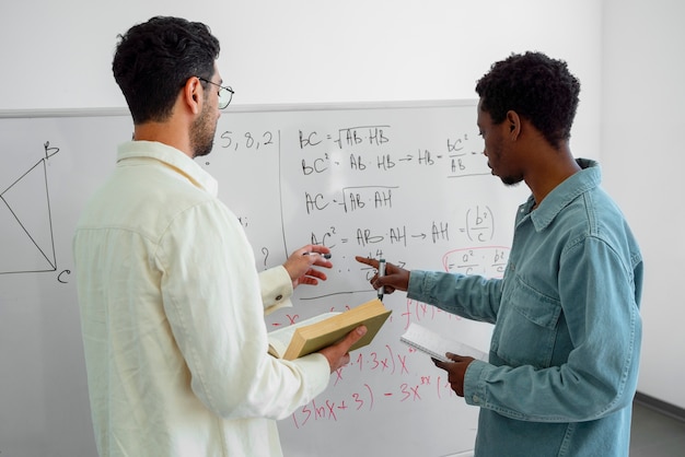 Foto persone di tiro medio che studiano matematica