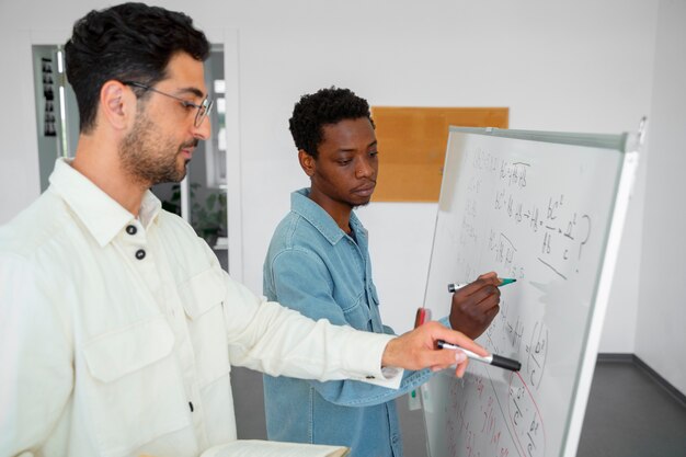 Persone di tiro medio che studiano matematica