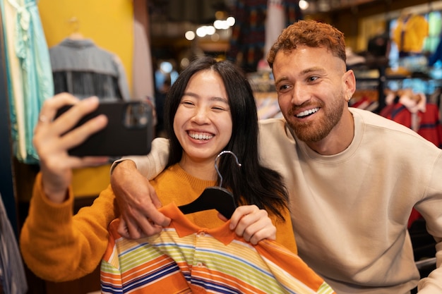 Foto persone di tiro medio che si fanno selfie insieme