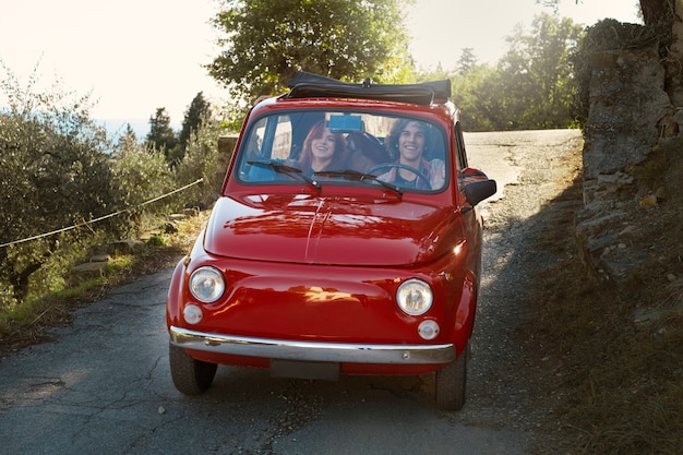 Foto persone di tiro medio che viaggiano in auto