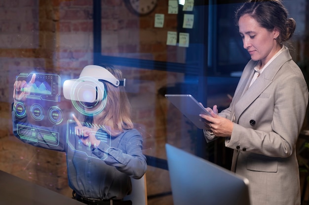 Foto persone di tiro medio che indossano occhiali vr