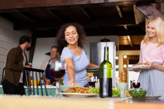 Foto persone di livello medio con cibo delizioso?