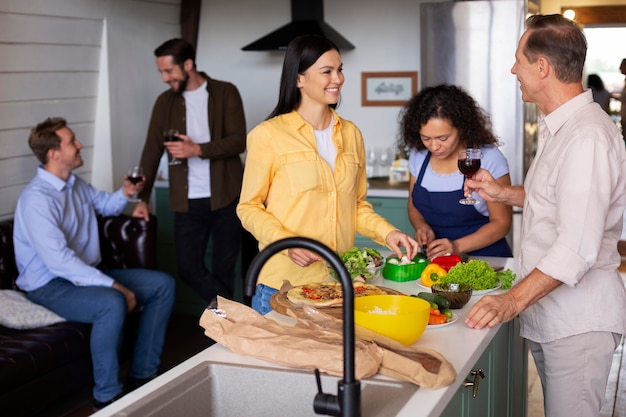 Foto persone di livello medio con cibo delizioso?