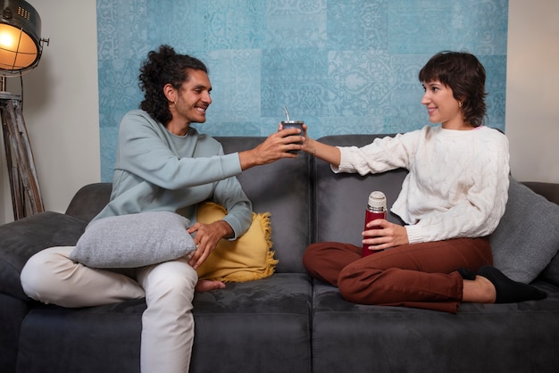 Foto persone di tiro medio con drink