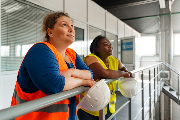 Foto persone di medio livello che lavorano nel settore edile