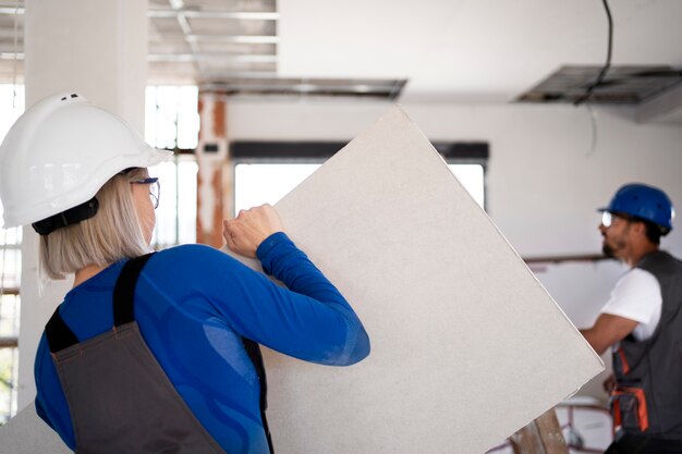 Foto persone di tiro medio che lavorano insieme