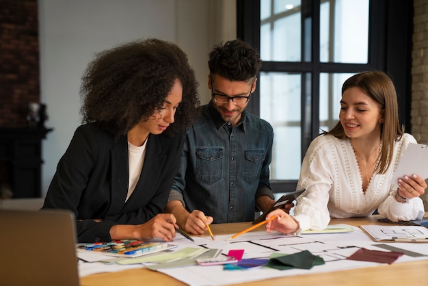 Foto persone di tiro medio che lavorano insieme