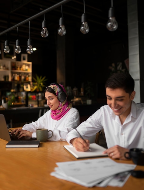 Foto persone di tiro medio che lavorano insieme