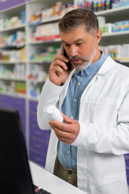 Foto farmacista di tiro medio che fa il suo lavoro