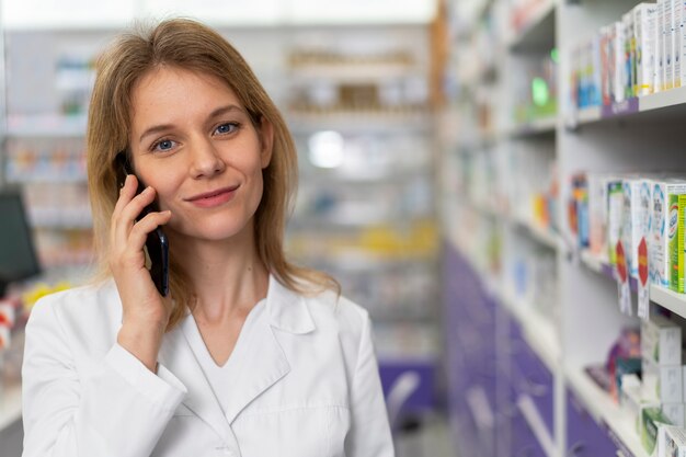 Foto farmacista di tiro medio che lavora