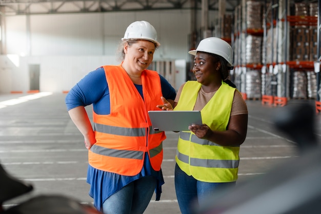 Photo medium shot plus-size people working in construction