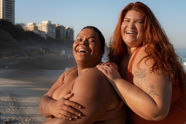 Foto una donna di taglia media che posa in riva al mare