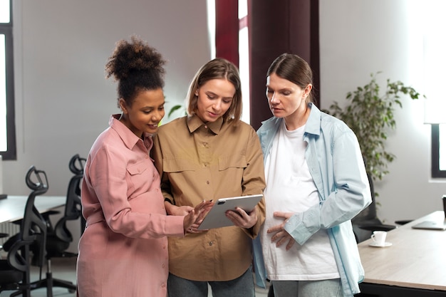 Photo medium shot pregnant women at job