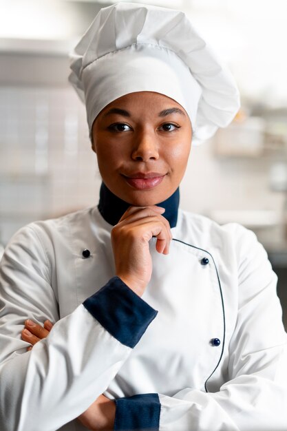 Foto scatto medio di chef professionista in posa