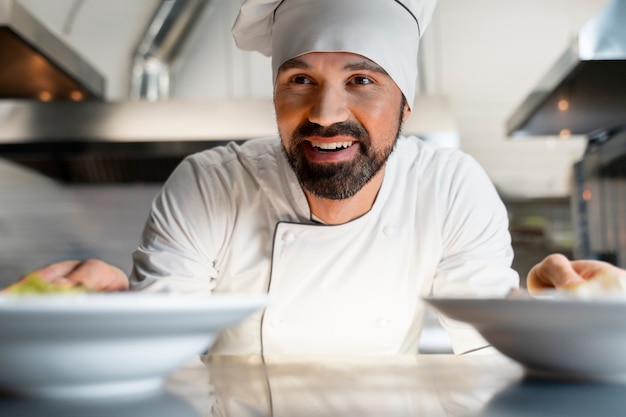 Foto medium shot professionele chef-kok die werkt