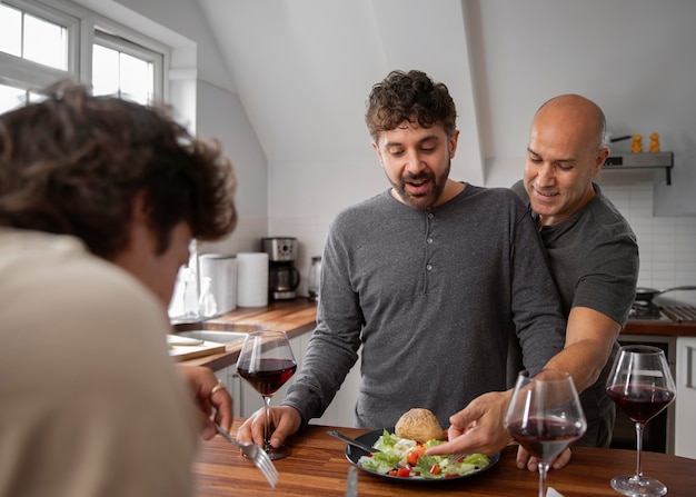 Photo medium shot queer couple with food