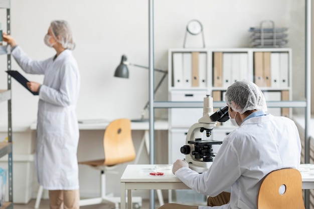 Photo medium shot researchers working