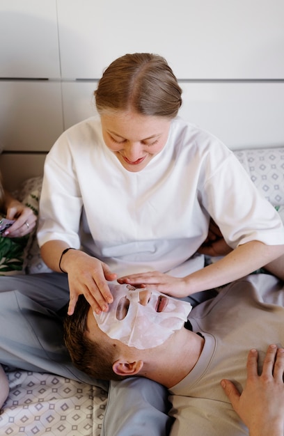 Photo medium shot roommates doing skincare