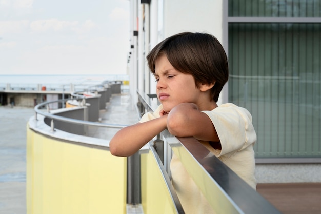 写真 ミディアムショットの悲しい少年屋外