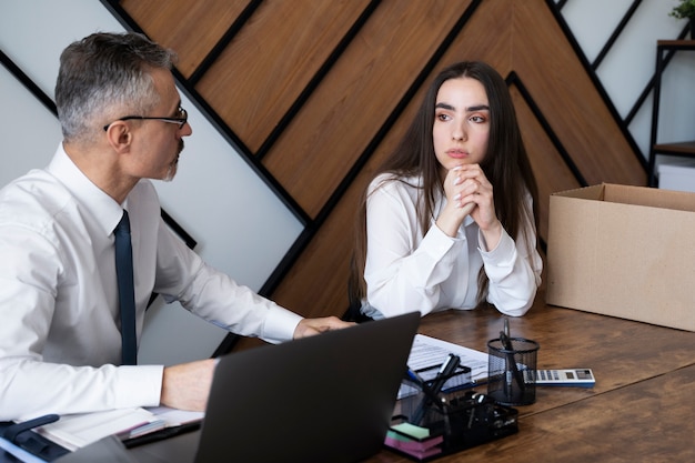 Foto donna triste del colpo medio al lavoro