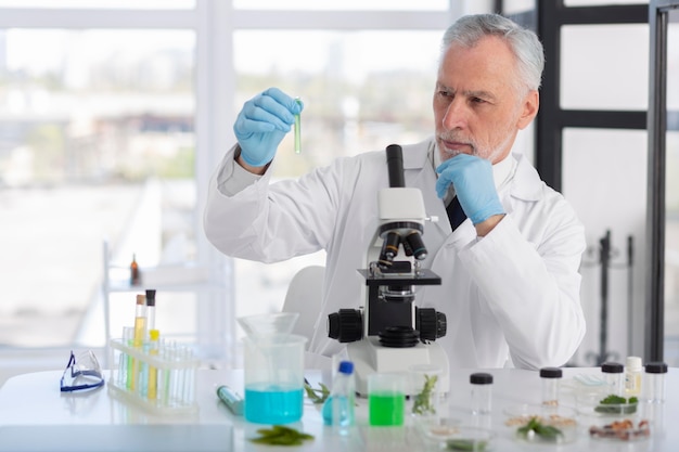 Photo medium shot scientist holding vial