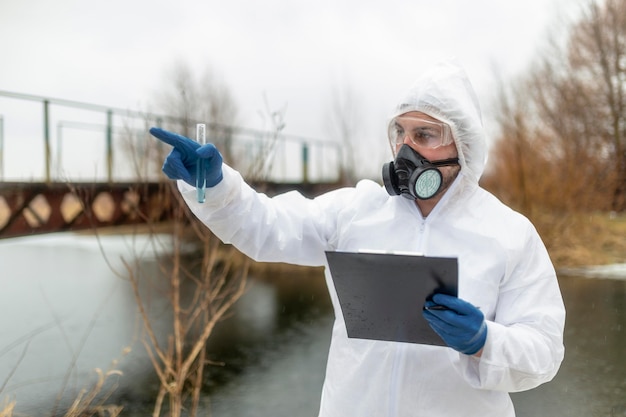 Foto scienziato di tiro medio all'aperto