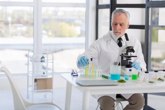 Foto scienziato di tiro medio al lavoro