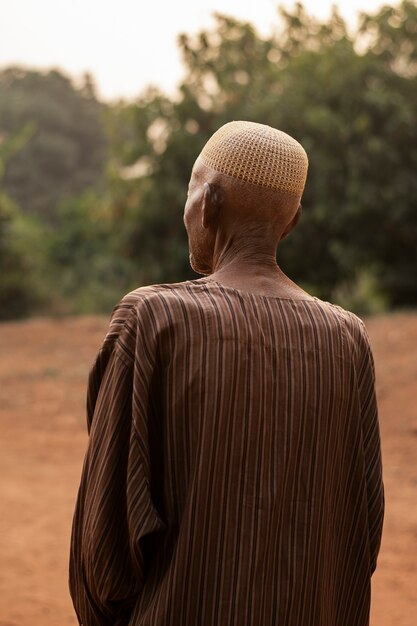Foto uomo africano anziano di tiro medio