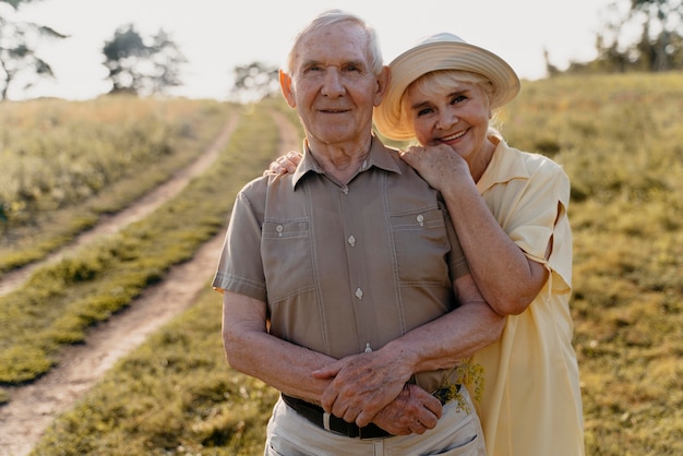 Photo medium shot senior couple outside