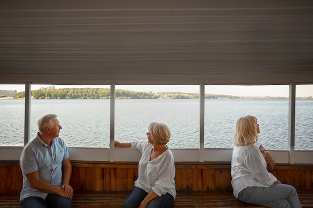 Photo medium shot senior friends on boat