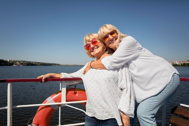 Photo medium shot senior friends on boat