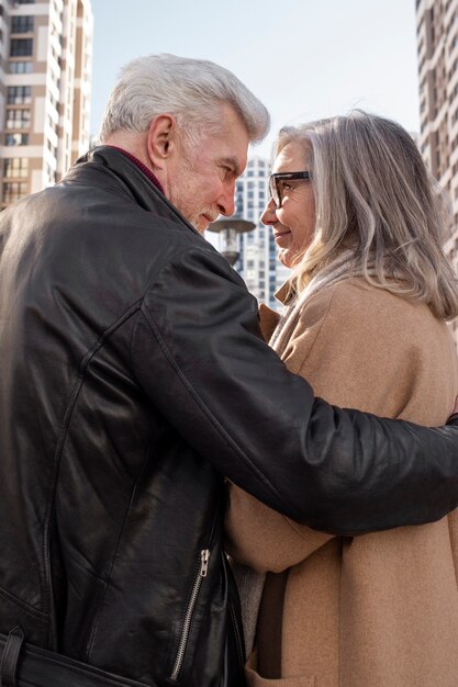 Foto medium shot senior koppel dat elkaar aankijkt