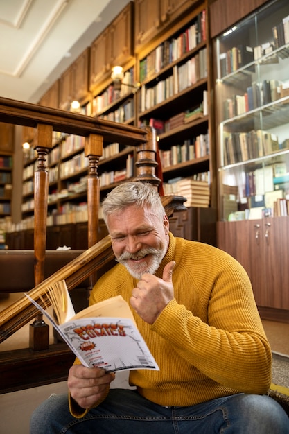 Photo medium shot senior man reading comics