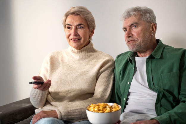 Photo medium shot senior people with popcorn