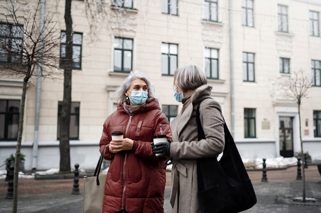 Foto medium shot senior vrouwen die samen lopen