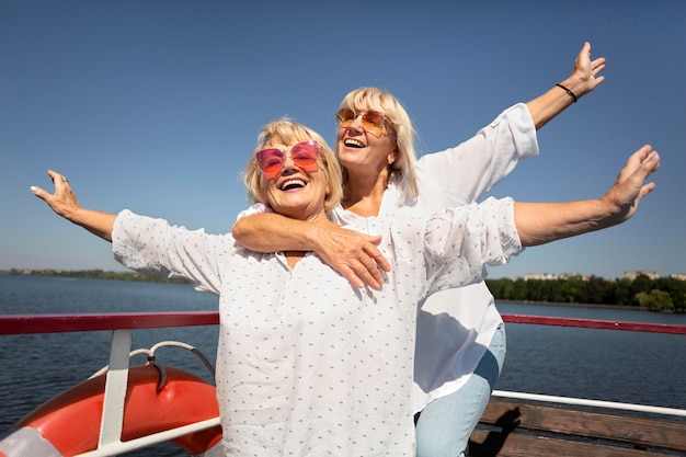 Foto medium shot senior vrouwen op boot