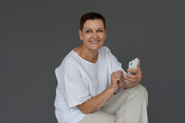 Foto dispositivo di tenuta per donna anziana a tiro medio