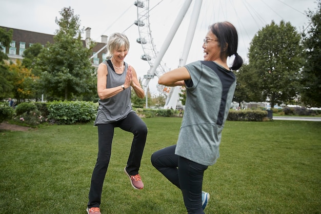 Medium shot senior women exercising