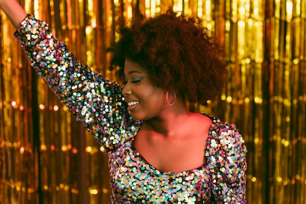 Photo medium shot smiley black woman at 70s party