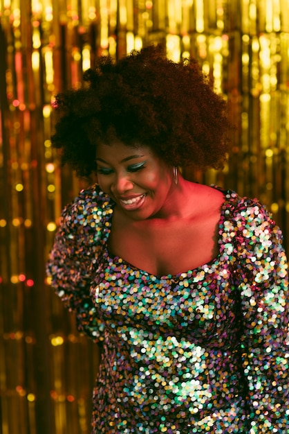 Photo medium shot smiley black woman wearing sequins dress