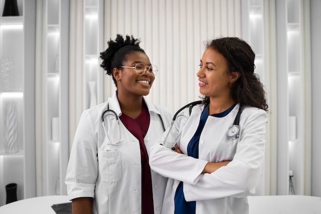 Foto medico sorridente del colpo medio con i cappotti