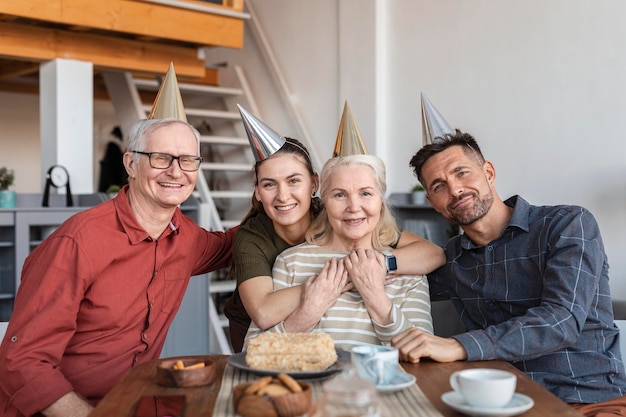 Famiglia di smiley colpo medio al tavolo