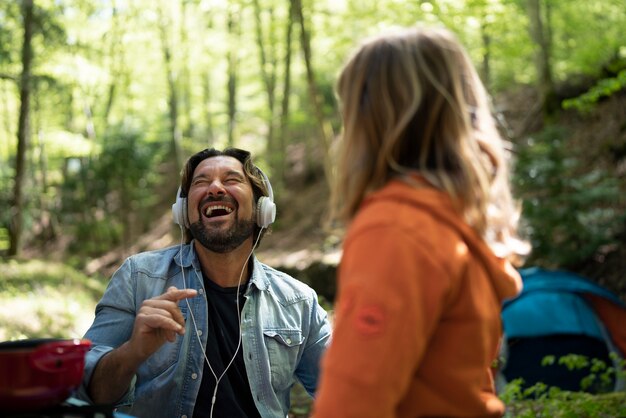 Padre e ragazza sorridenti a tiro medio