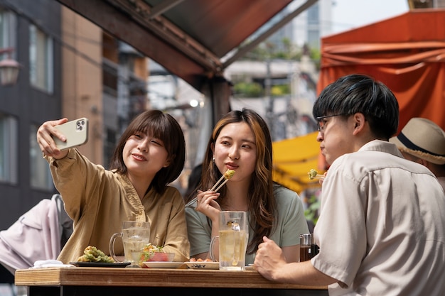 Photo medium shot smiley friends taking selfie