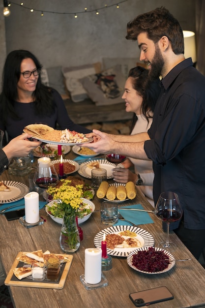 Foto amici di smiley colpo medio con il cibo