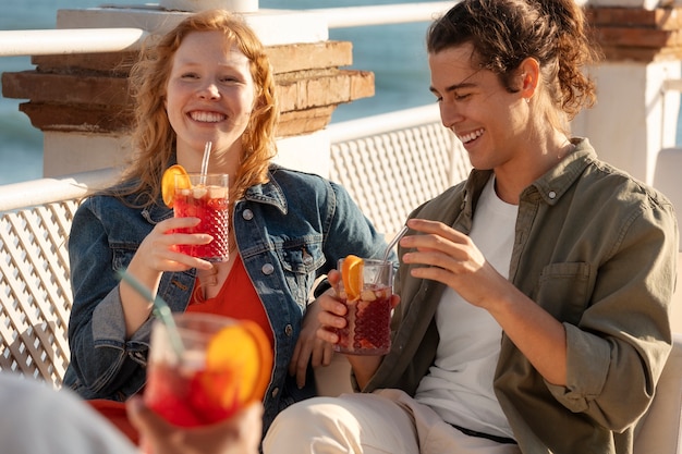 Foto amici sorridenti di scatto medio con sangria